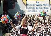 Sabine Käfer dirigiert beim Oktoberfest